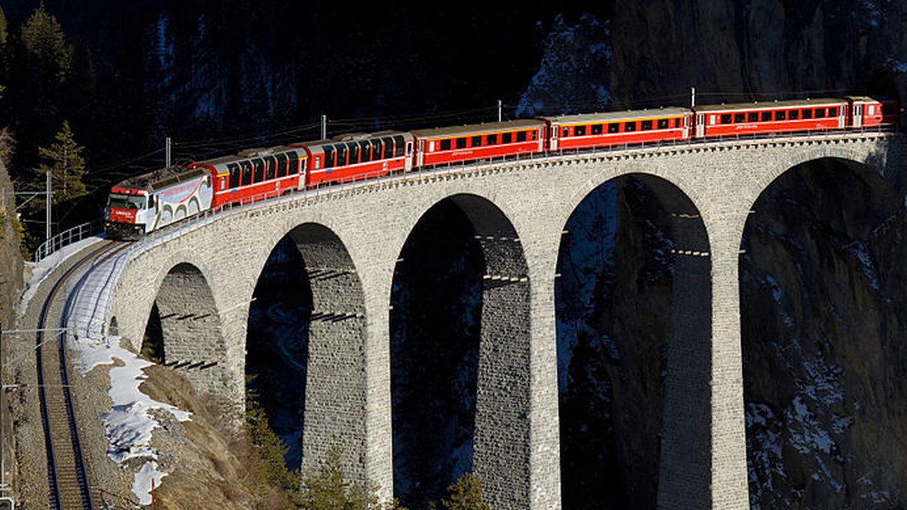 ilustrasi landwasser viaduct di swiss