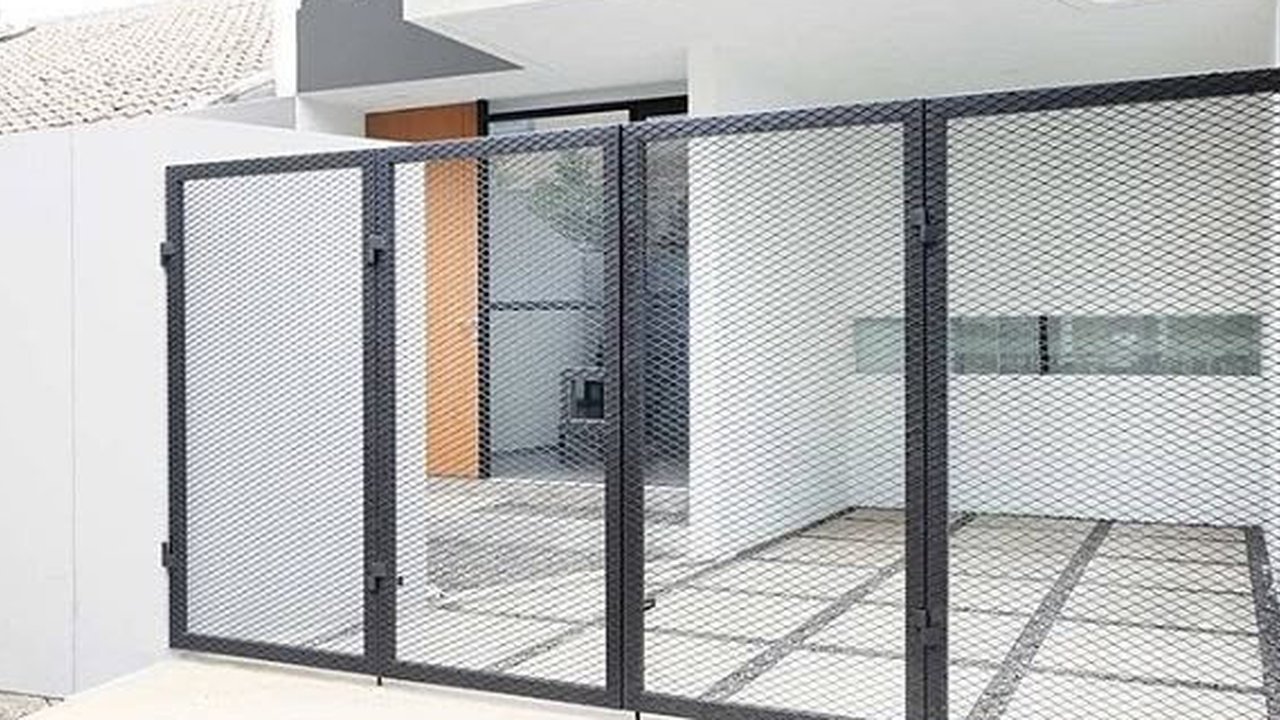 Model Pagar Besi Ala Rumah Industrial yang Unik dan Estetik Garis-garis Vertikal atau Horizontal (Foto: Adi ngrh on Pinterest)