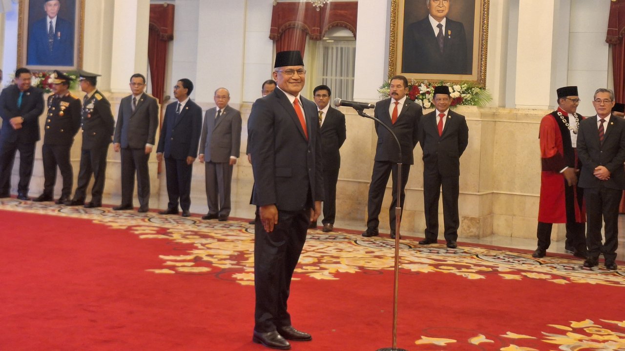 Presiden Joko Widodo atau Jokowi melantik Irjen Marthinus Hukom sebagai Kepala Badan Narkotika Nasional (BNN) di Istana Negara Jakarta, Jumat (8/12/2023).