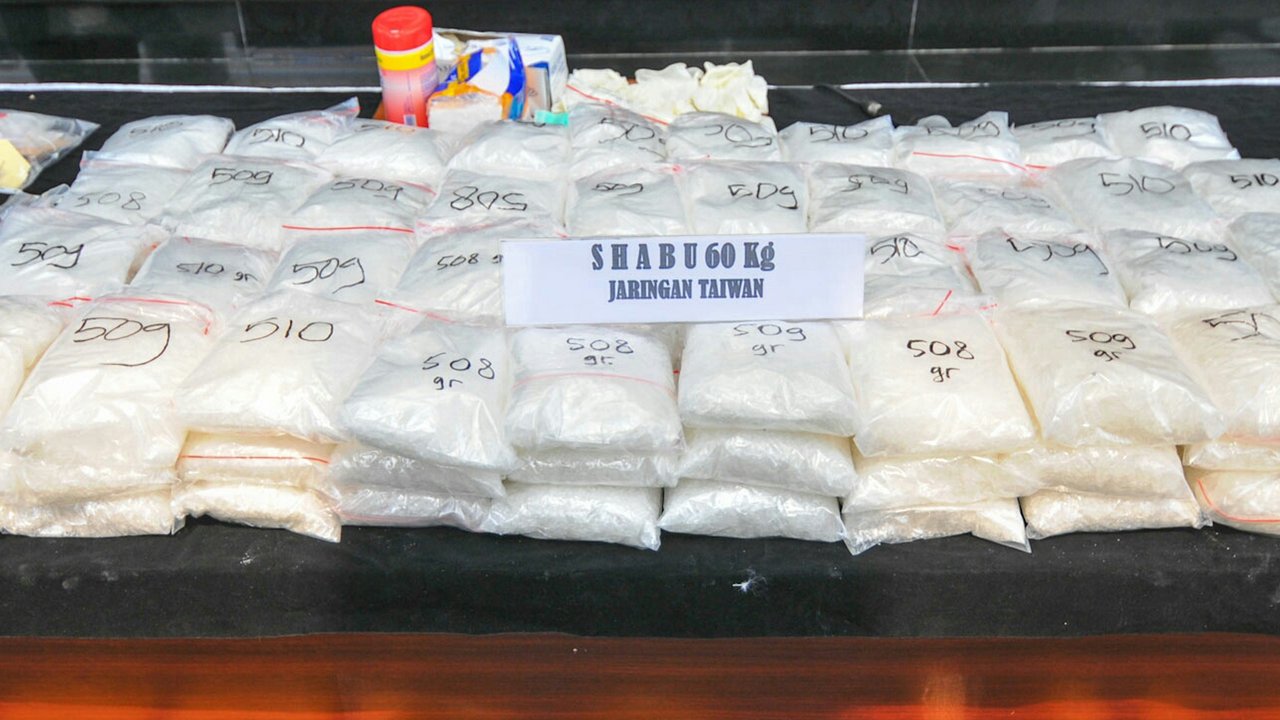 Polda Metro Jaya mengungkap peredaran 10 kilogram sabu di Tangerang dan menangkap satu tersangka, dengan satu buronan masih dalam pengejaran.