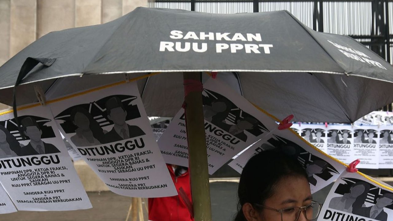 Pada tali jemuran itu mereka menggantung ratusan poster berisi tuntutan yang menjadi simbol digantungnya nasib PRT karena tak kunjung disahkannya RUU PPRT.