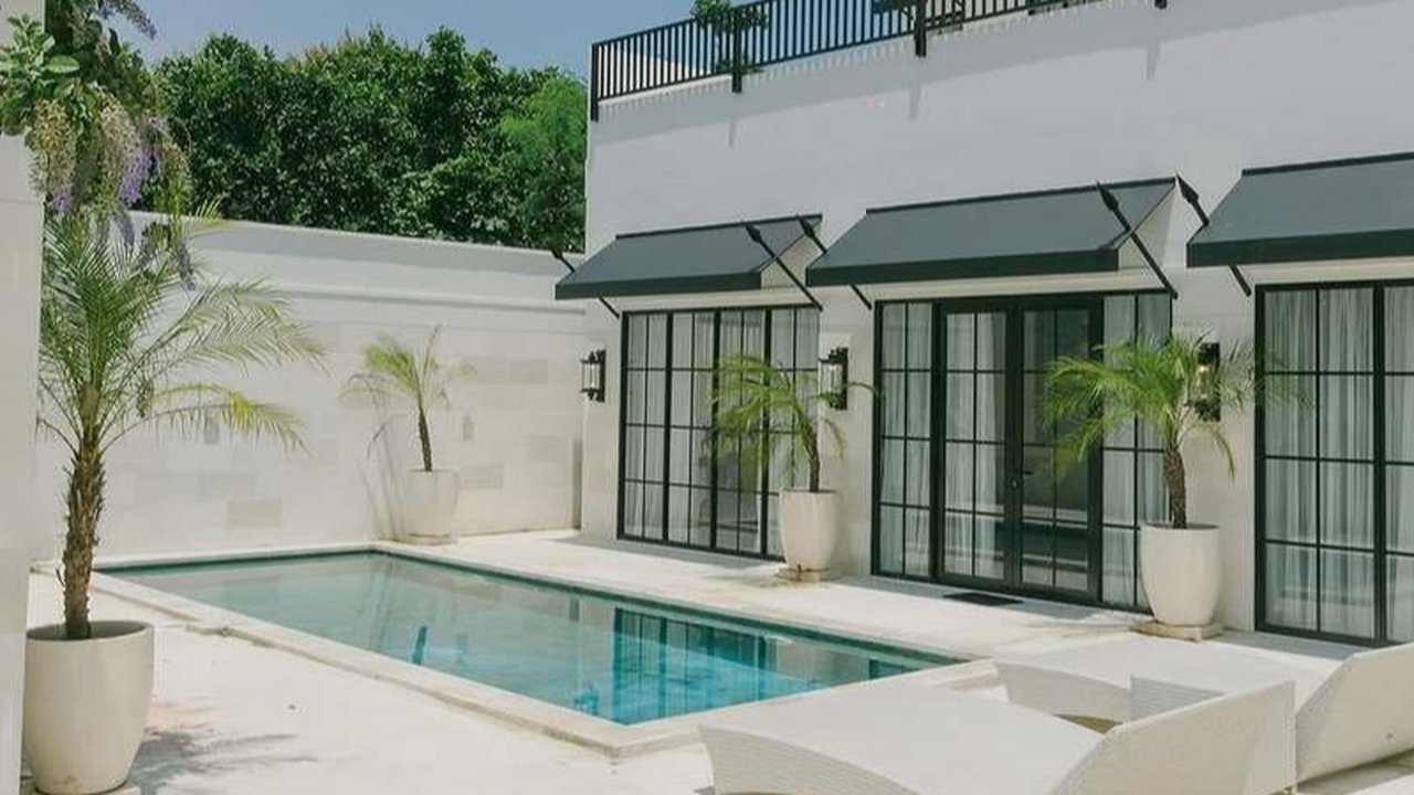 Kolam renang pribadi dengan desain klasik menjadi salah satu daya tarik utama bagi para pengunjung, apalagi dengan warna dominan putih, beri kesan bersih.