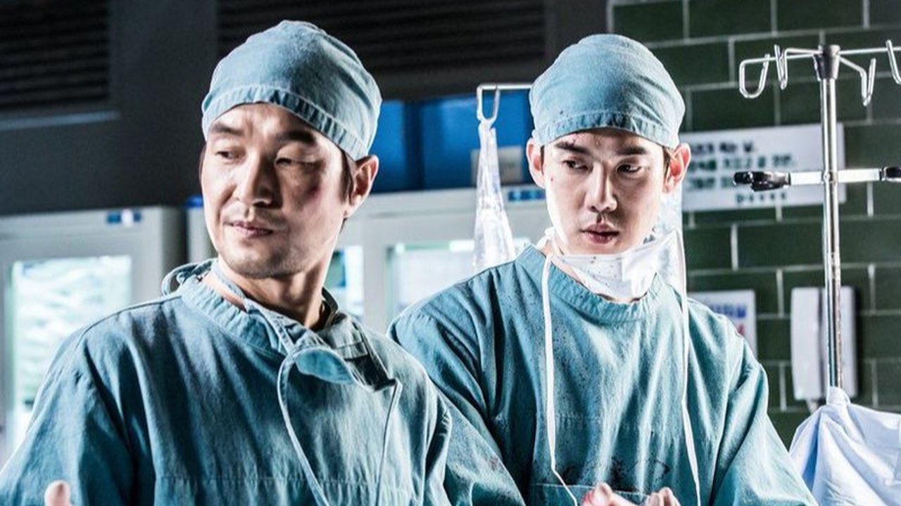 DR. ROMANTIC (2016). Drama Korea dengan karakter dokter bedah ini mengikuti Guru Kim, seorang ahli bedah legendaris yang memilih bekerja di rumah sakit kecil. Ia membimbing Kang Dong Joo dan Yoon Seo Jung, dua dokter muda dengan masa lalu kelam. Dibimbing oleh Guru Kim, mereka menghadapi tantangan medis berat dan menemukan makna sejati dalam profesi mereka. Kalian bisa nonton di aplikasi Netflix, Vidio dan iQIYI.