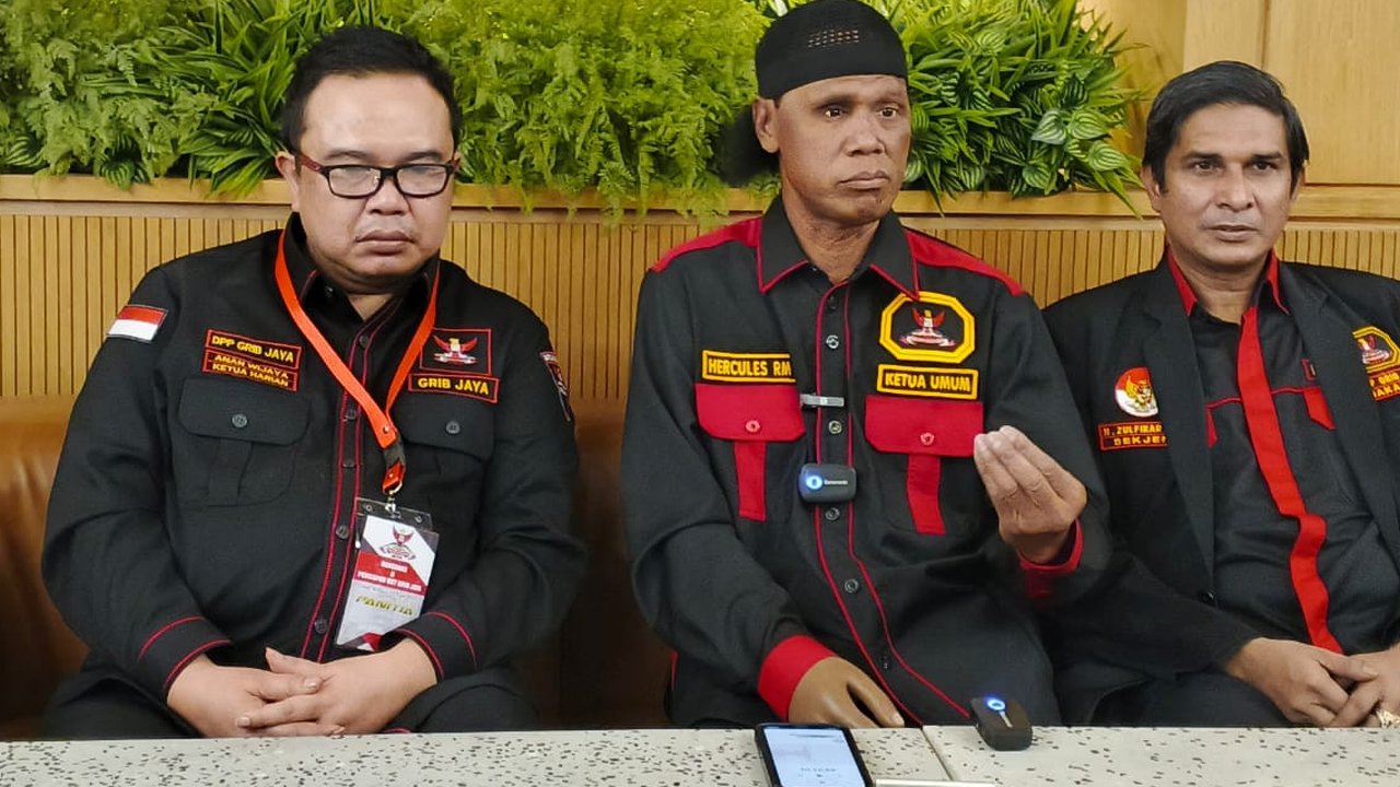 Ketua Umum DPP Grib Jaya, Hercules Rosario de Marshal (tengah) (Istimewa)
