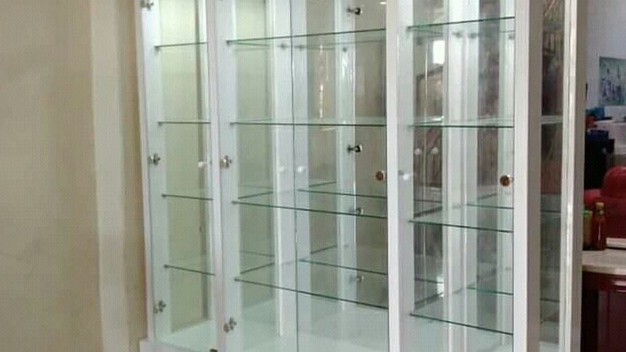 ilustrasi lemari kaca hias