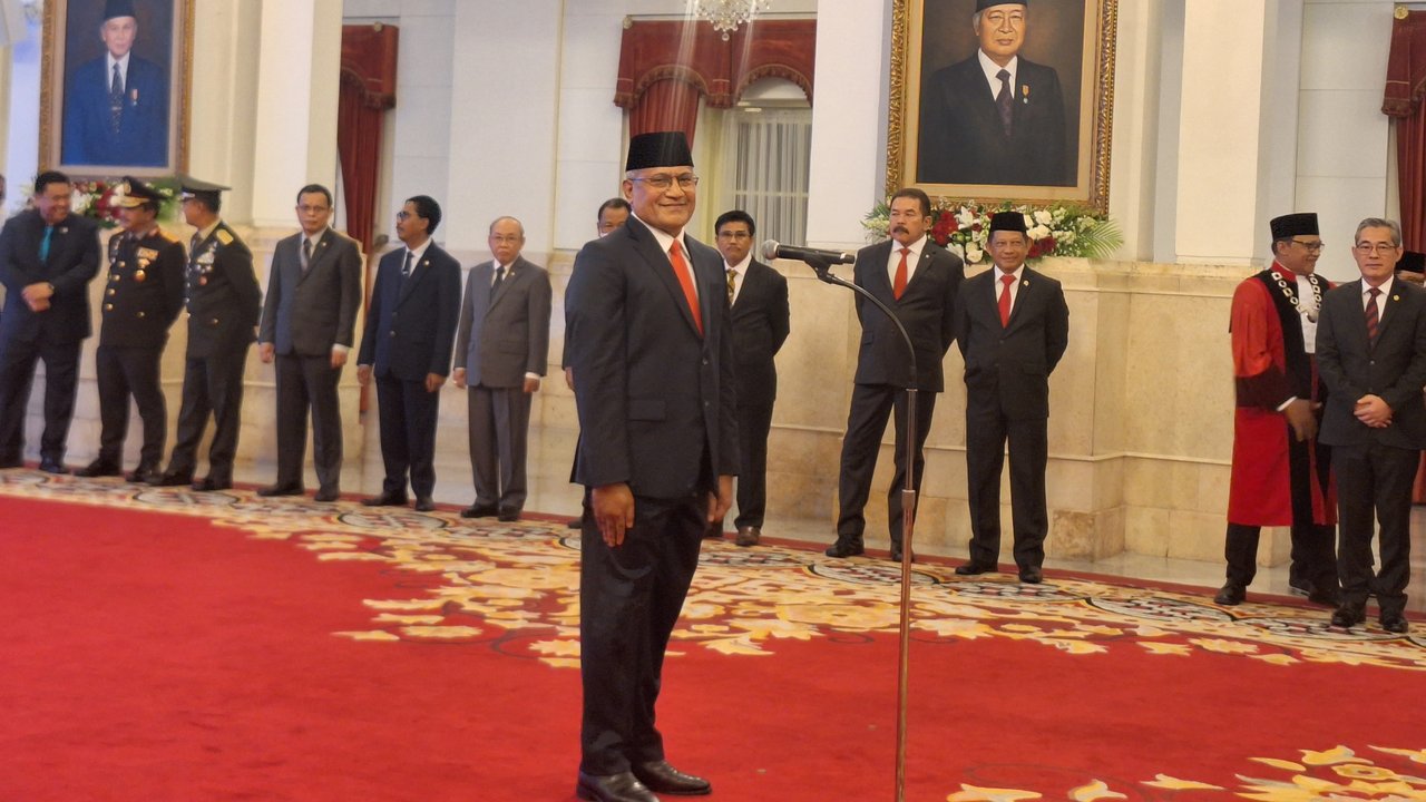Presiden Joko Widodo atau Jokowi melantik Irjen Marthinus Hukom sebagai Kepala Badan Narkotika Nasional (BNN) di Istana Negara Jakarta, Jumat (8/12/2023).