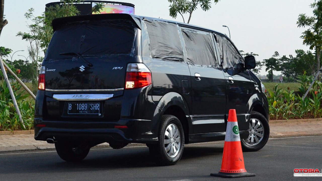 Cara Sederhana dan Aman Parkir Mundur untuk Pemula