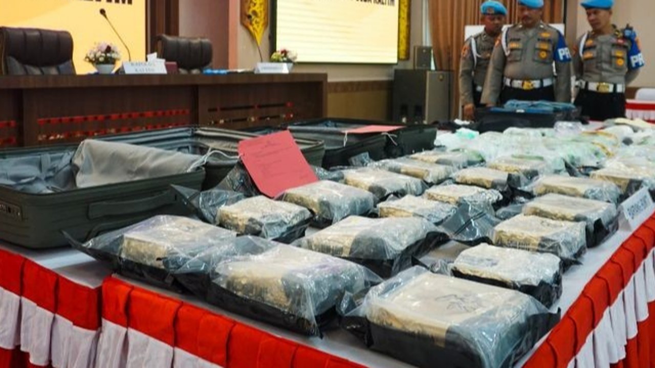 Barang bukti sabu sebanyak 60 kg dari jaringan Taiwan yang berhasil diamankan Polda Metro, Jakarta, Senin (23/5). Polda Metro berhasil ungkap jaringan narkotika dari 5 kelompok berbeda dengan total barang bukti 65 kg sabu. (Liputan6.com/Yoppy Renato)