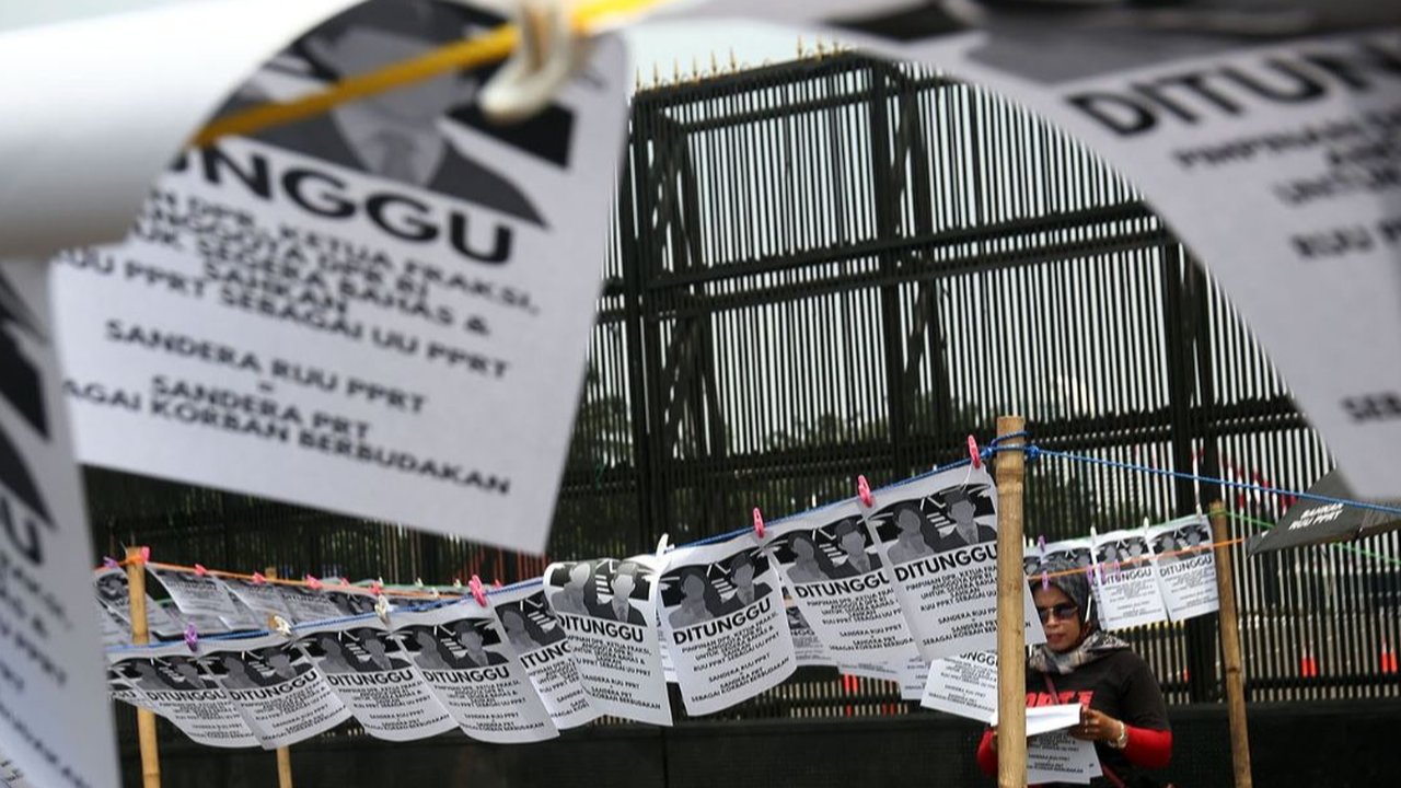 Pada tali jemuran itu mereka menggantung ratusan poster berisi tuntutan yang menjadi simbol digantungnya nasib PRT karena tak kunjung disahkannya RUU PPRT.