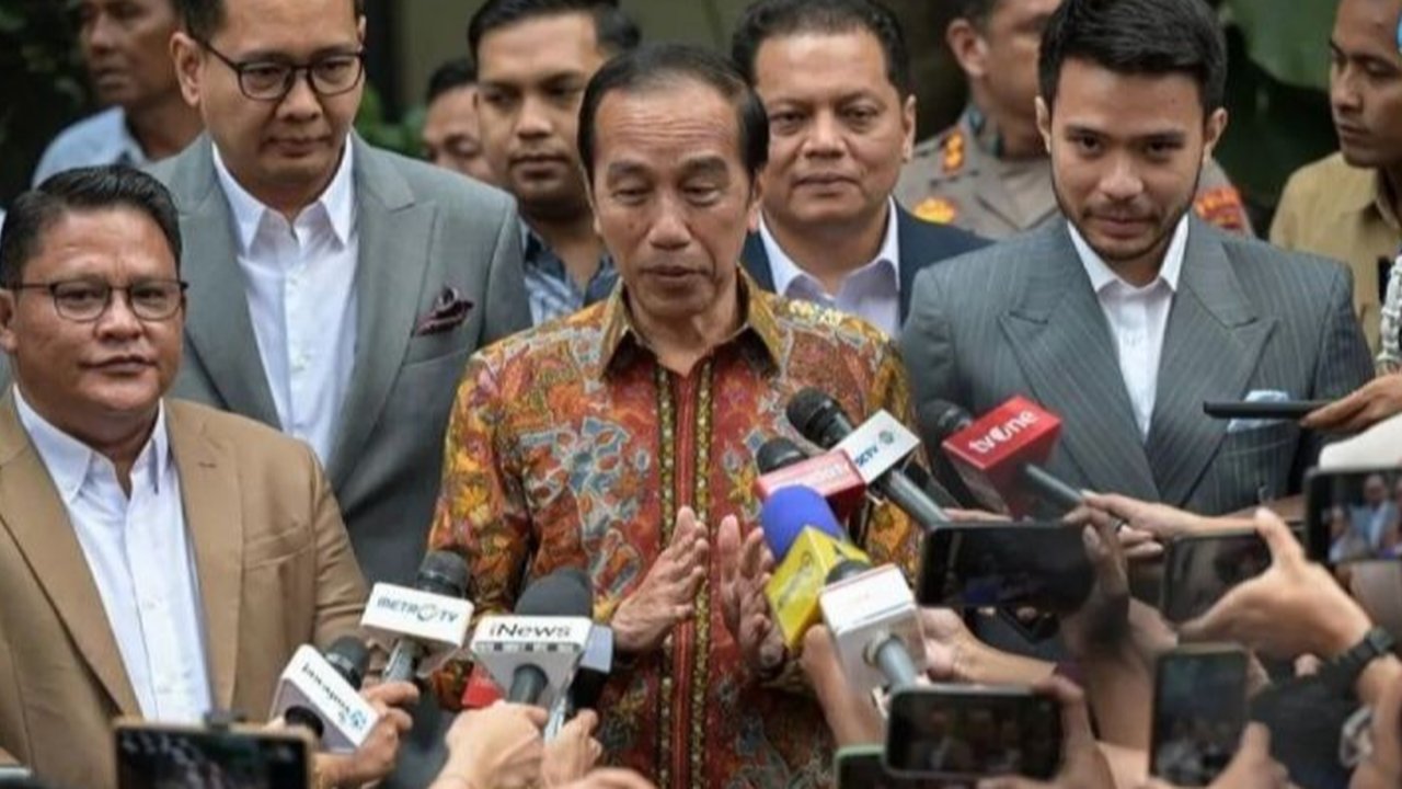 Roy Suryo dilaporkan ke polisi atas pernyataannya yang menuduh ijazah Presiden Jokowi palsu, dan kini pihak berwajib tengah melakukan penyelidikan.