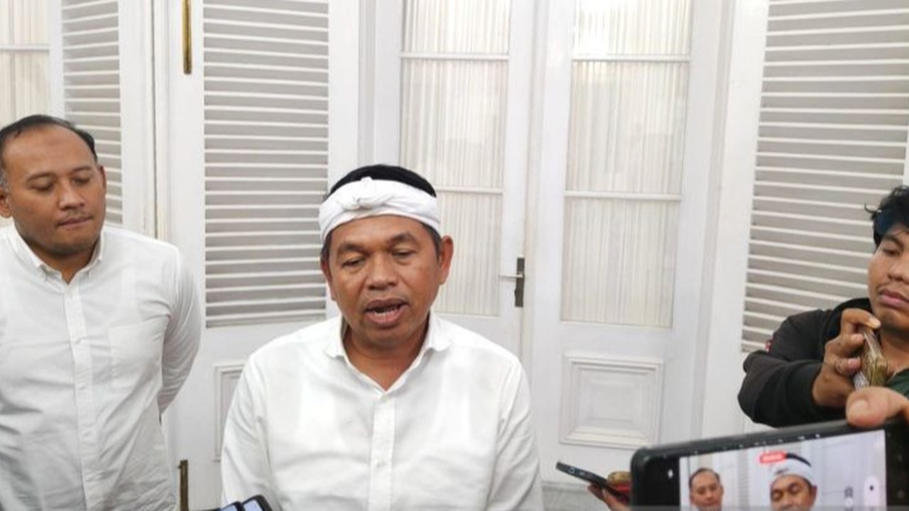 Gubernur Jawa Barat, Dedi Mulyadi, mengklarifikasi permasalahan pembangunan pabrik BYD di Subang, Jawa Barat, yang bukan disebabkan premanisme melainkan praktik percaloan tanah yang mematok harga tinggi.
