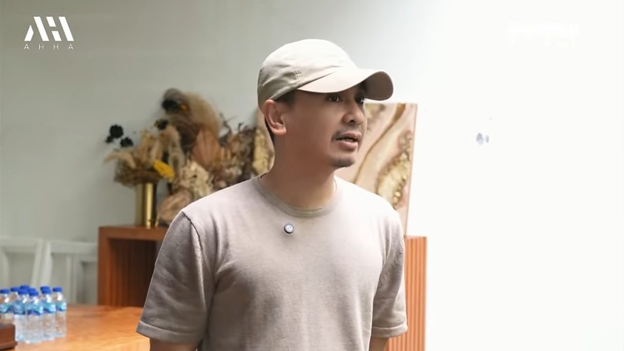 Disebut Berhantu, 3 Potret Dapur Raditya Dika Dekat Taman - Simple Elegan dengan Island Nuansa Abu-abu