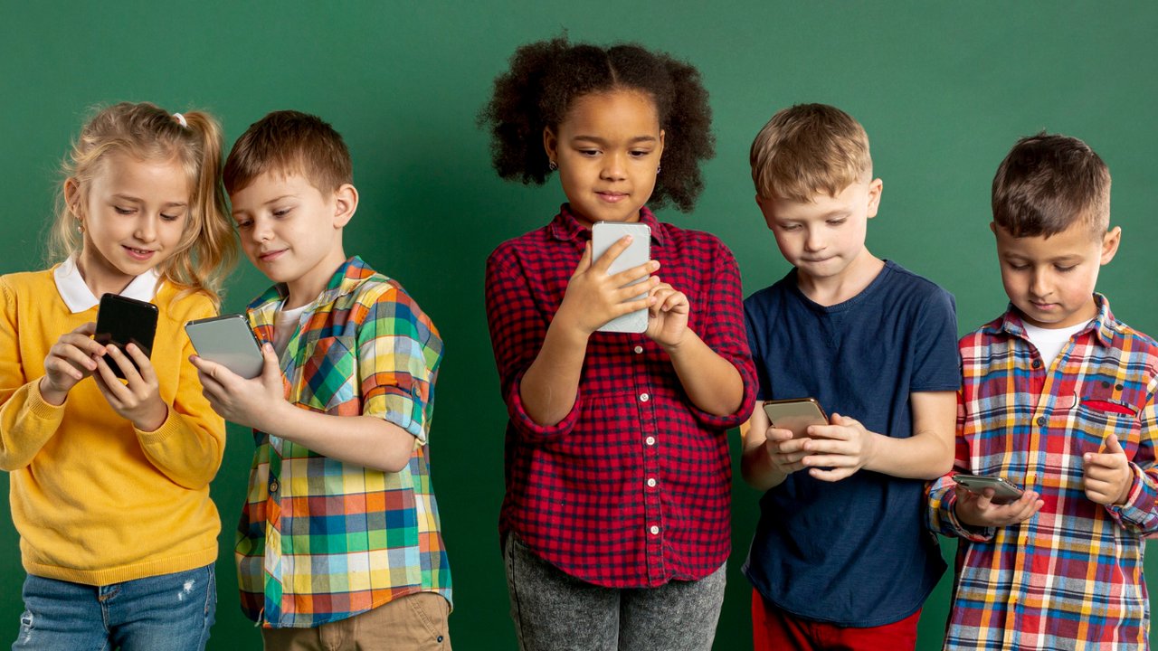 Ilustrasi Anak-anak Bermain Gadget (©Freepik)