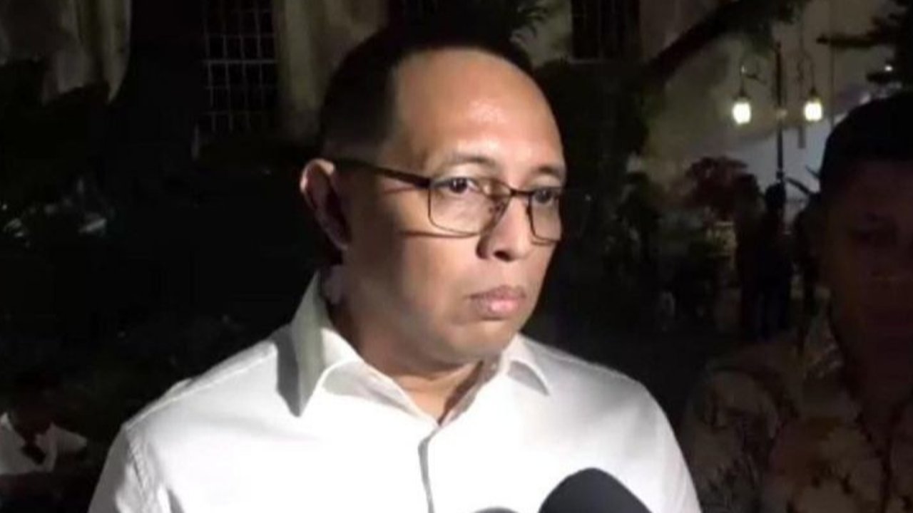 Hasan Nasbi, Kepala Komunikasi Kepresidenan, resmi mengundurkan diri pada 21 April 2025, membuka peluang bagi figur lain untuk meningkatkan komunikasi pemerintah.