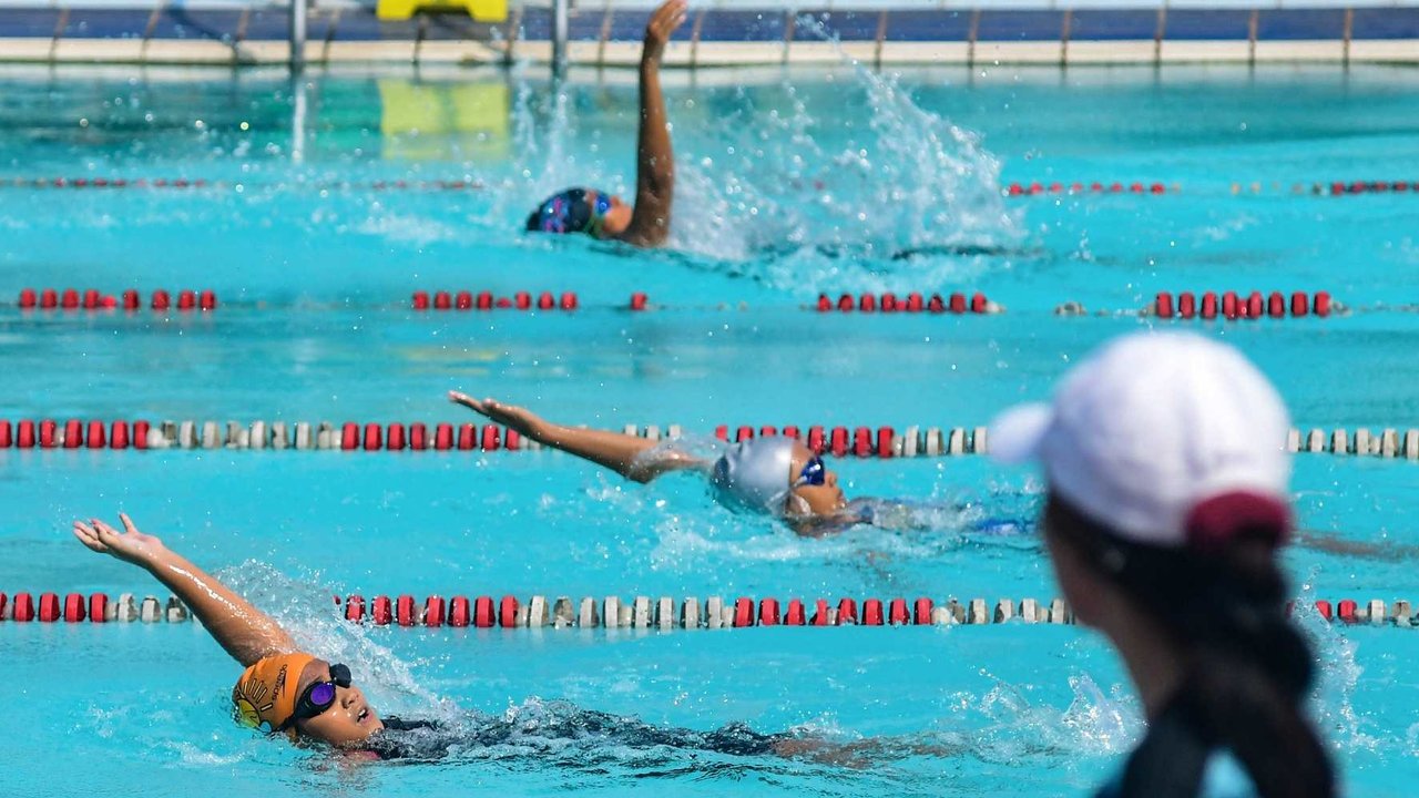Murid sekolah dasar mengikuti pertandingan renang dalam Olimpiade Olahraga Siswa Nasional (O2SN) tingkat Depok di kolam renang Tirta Sari, Depok, Jawa Barat, Selasa (6/5/2025).