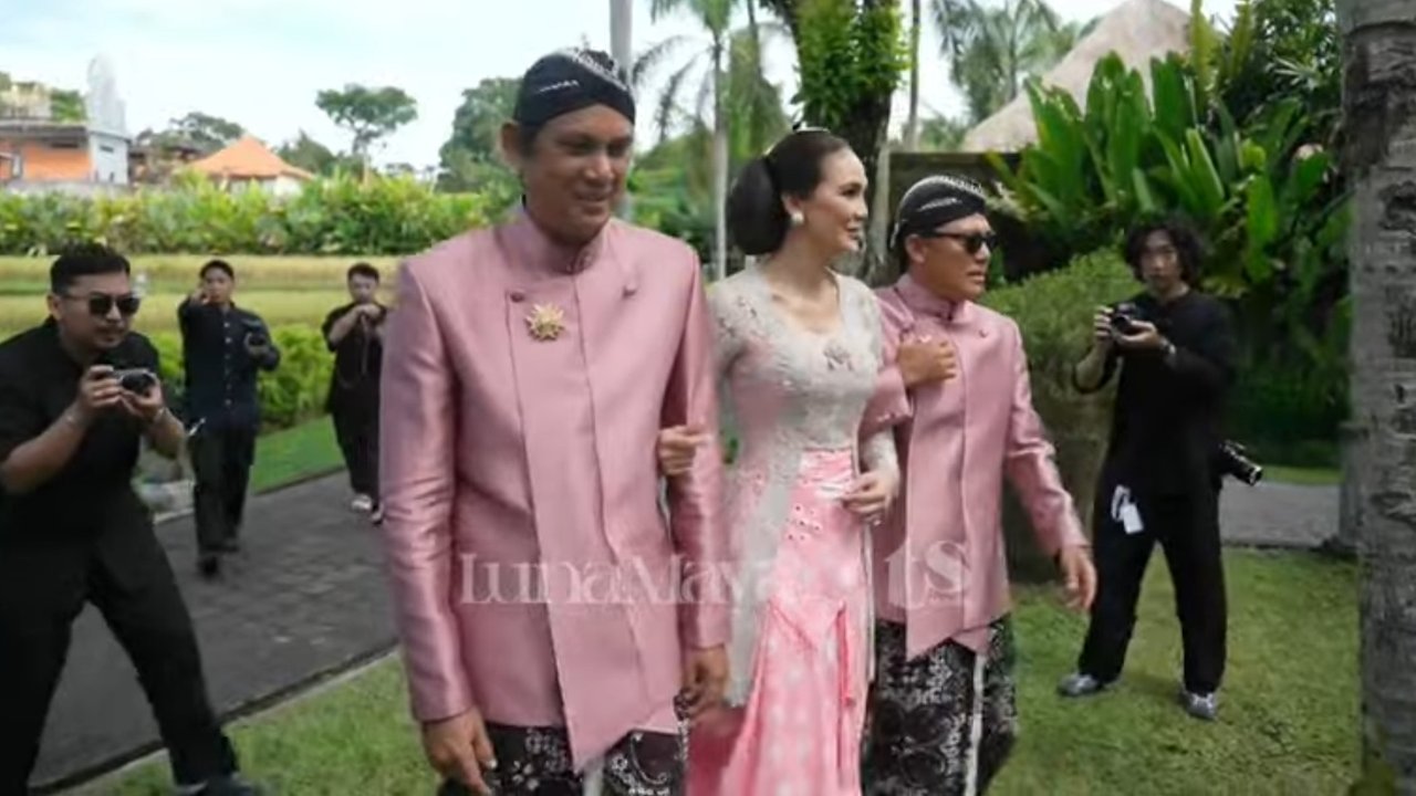 Potret Ismael Dully & Tipi Jabrik Dampingi Luna Maya di Acara Sungkeman, Dua Kakak Ganteng Jadi Sorotan
