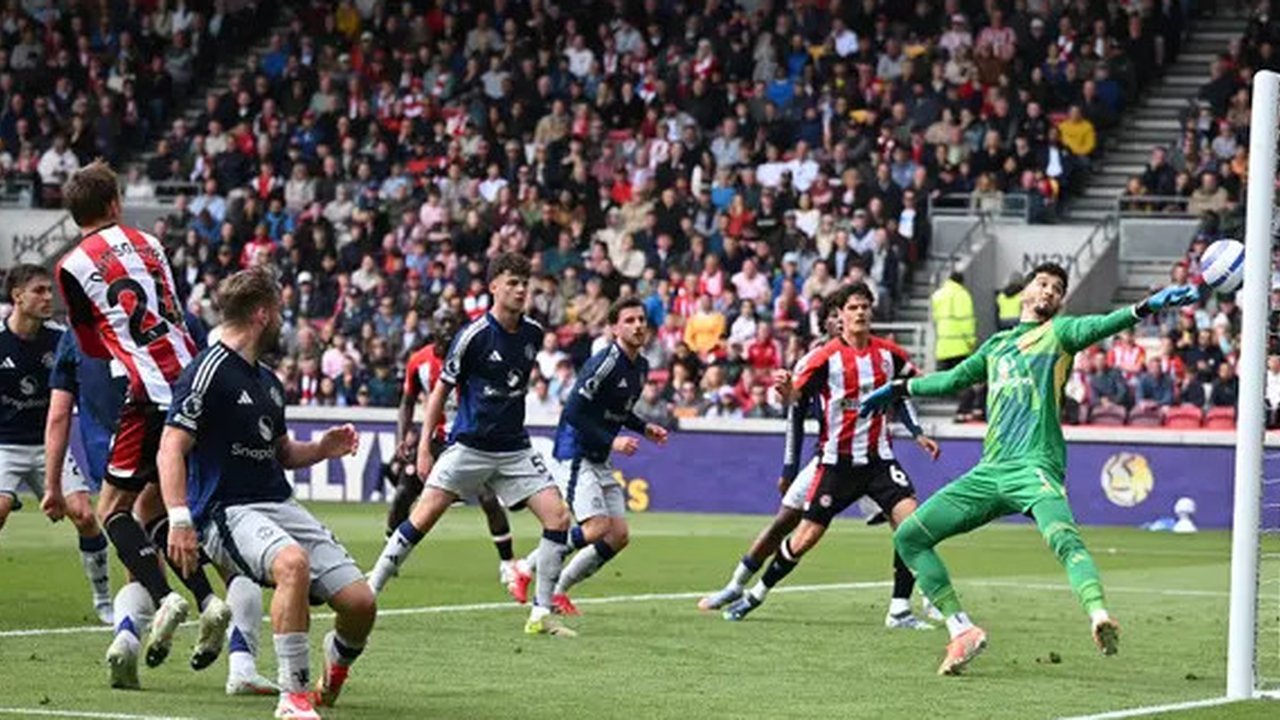 Matthijs de Ligt melompat untuk menghalau bola hasil sepakan pemain Southampton saat MU memenangi laga tersebut dengan skor 3-1 dalam lanjutan Liga Inggris 2024/2025, Jumat (17/1/2025) dini h