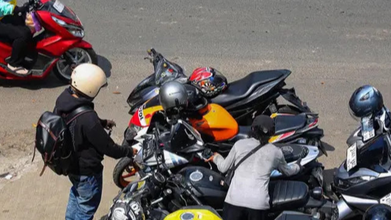 Maraknya juru parkir liar yang ada di minimarket membuat masyarakat Jakarta resah. (Liputan6.com/Angga Yuniar