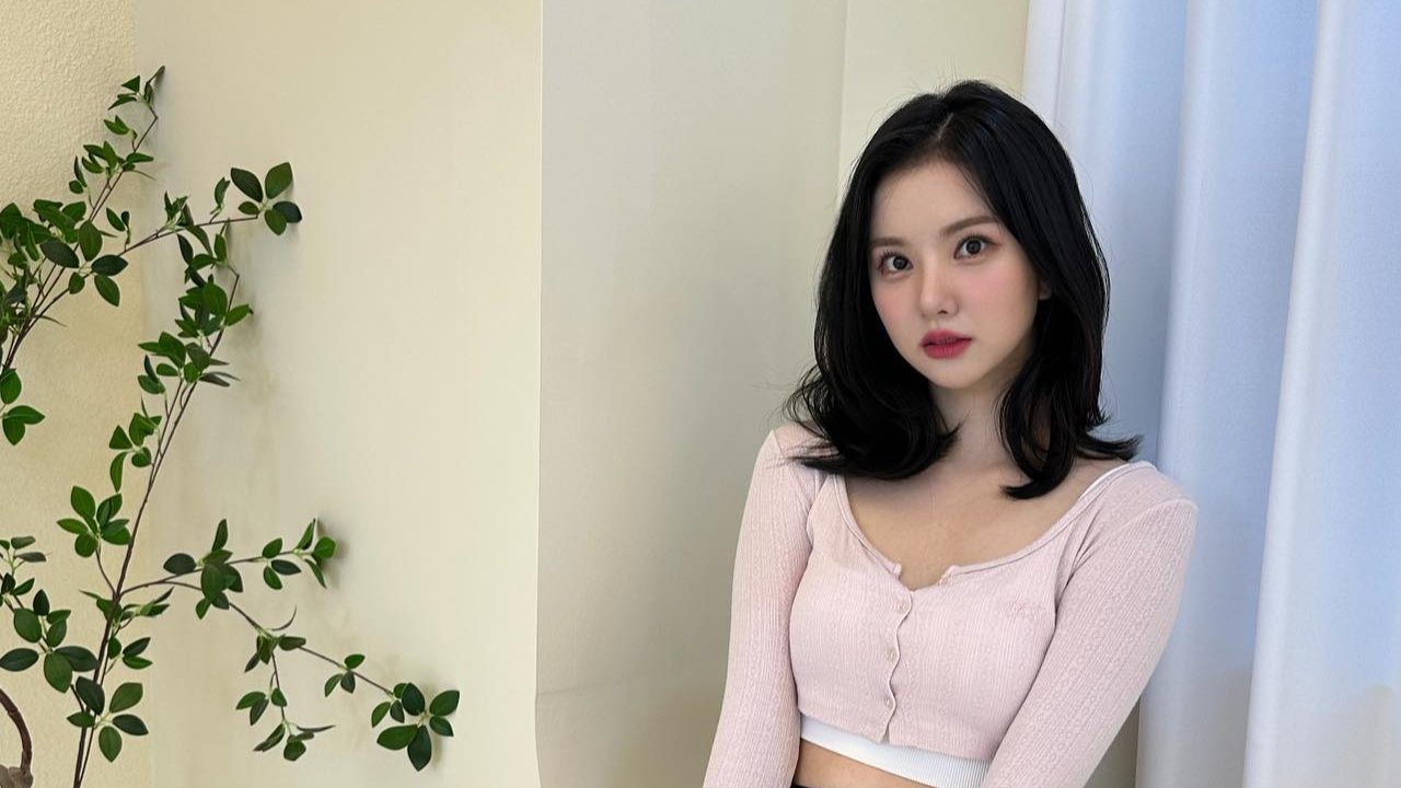 Eunha VIVIZ dengan gaya rambut pendek tanpa poninya