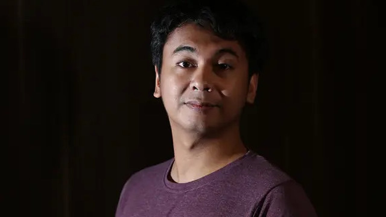Dalam film Catatan Harian Menantu Sinting, Raditya Dika memerankan Sahat. Demi peran ini, Si Kambing Jantan belajar berjalan hingga merokok. (Foto: Dok. Instagram @raditya_dika)