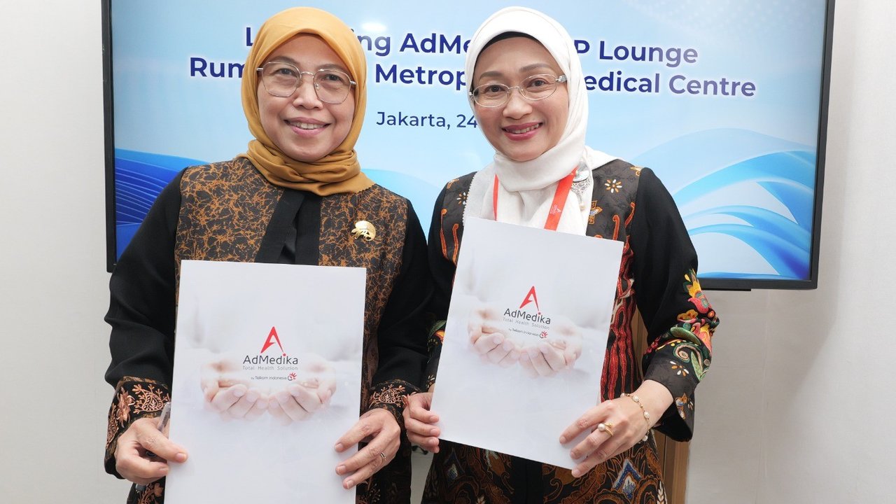 CEO RS MMC dr. Isnindyarti, MKM (kiri) dan CEO AdMedika Dian Prambini (kanan) saat peresmian  AdMedika VIP Executive Lounge di Rumah Sakit Metropolitan Medical Centre