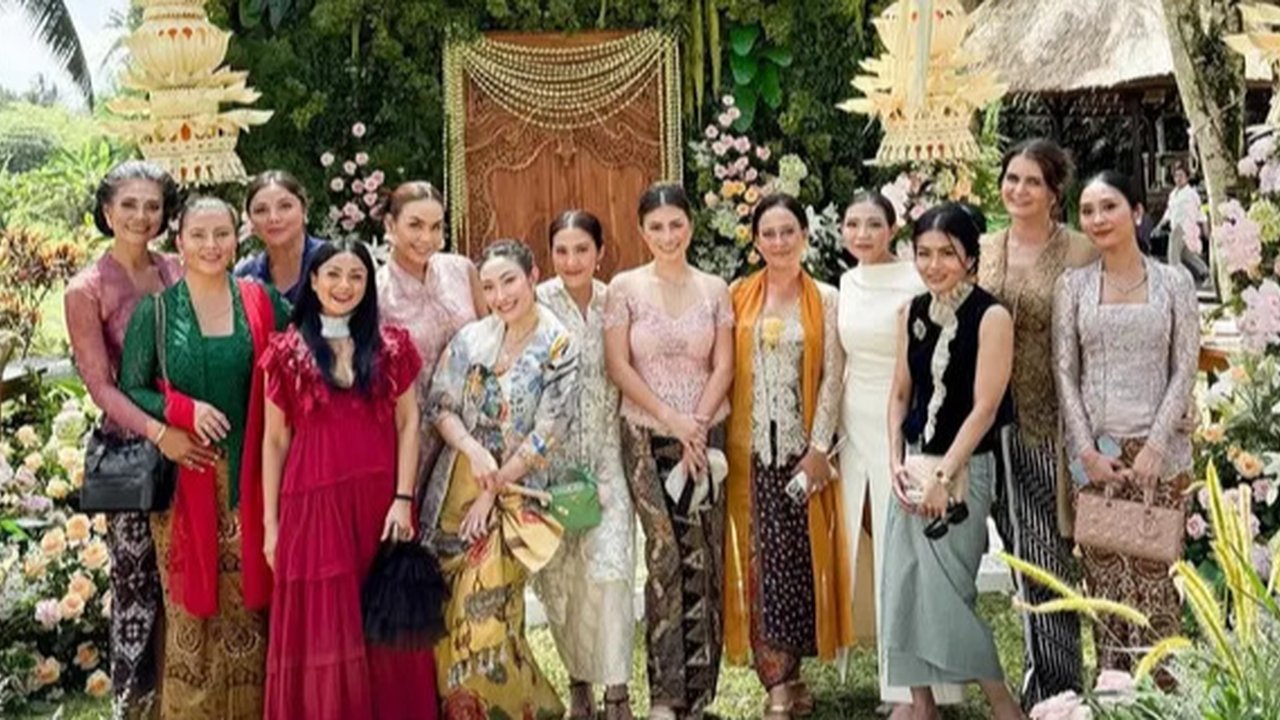 Tamu artis di momen siraman Luna Maya dan Maxime Bouttier. (sumber: Instagram/mrsayudewi)