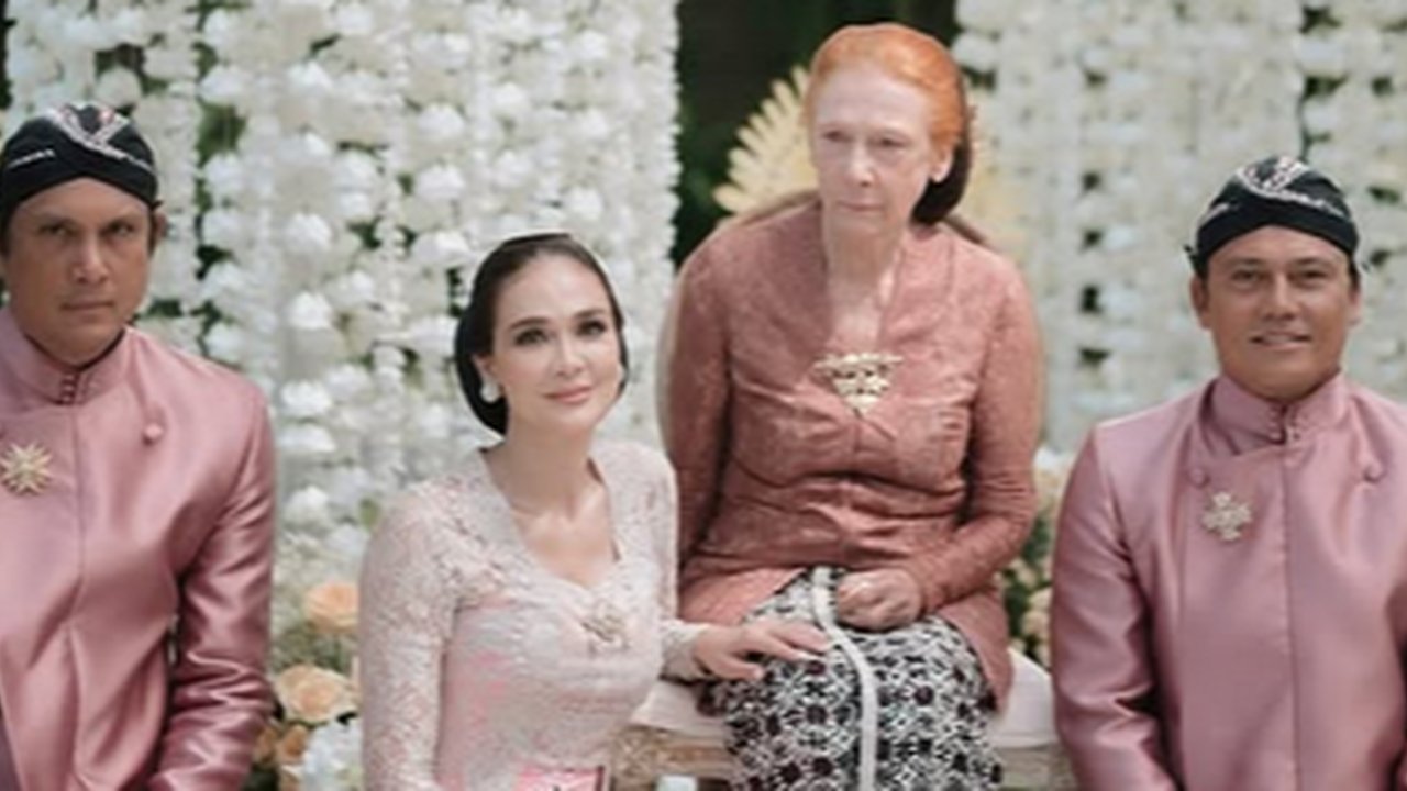 Kecantikan Tak Henti Dipuji, Potret Detail Penampilan Luna Maya di Acara Sungkeman - Aura Pengantin Terpancar