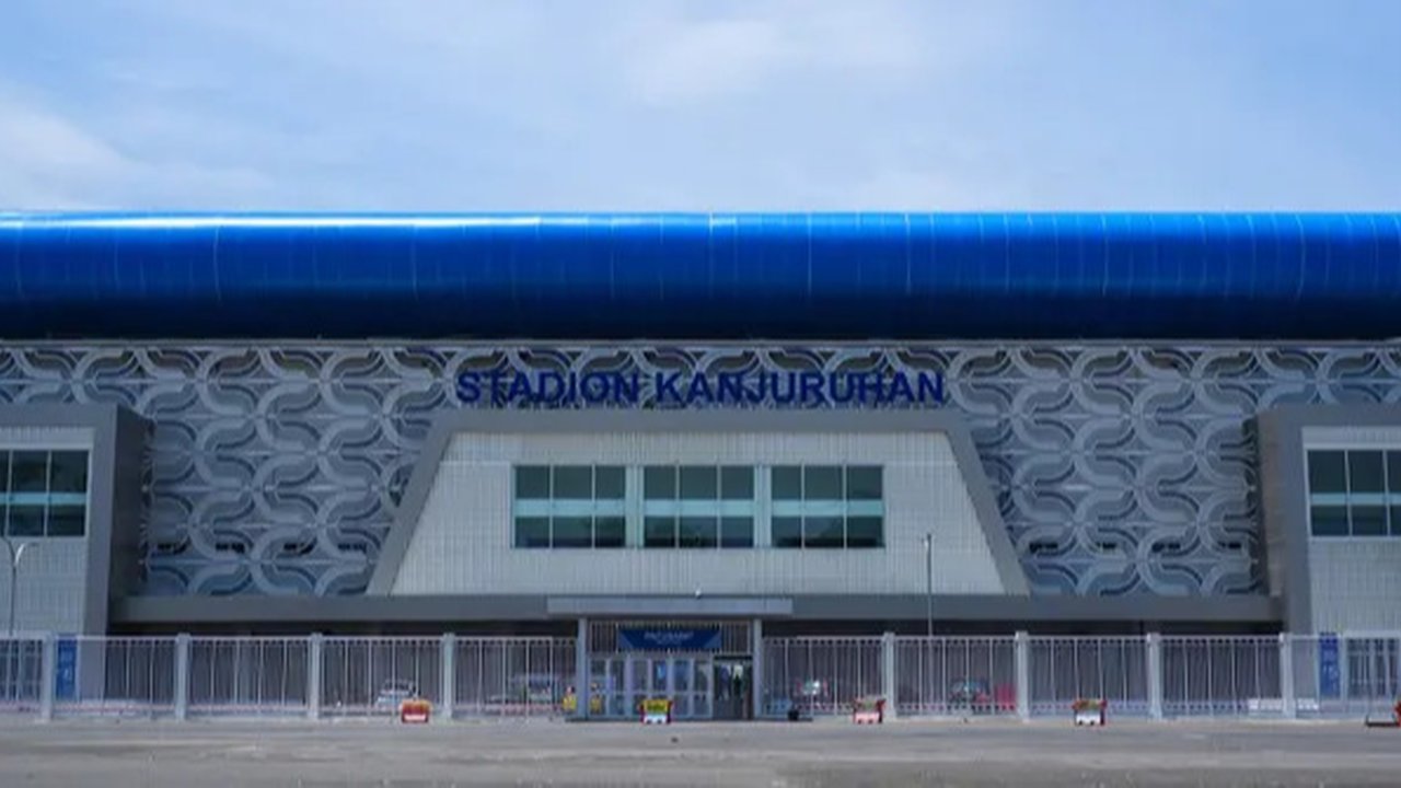 Tampilan baru Stadion Kanjuruhan dari luar. (Bola.com/Iwan Setiawan)
