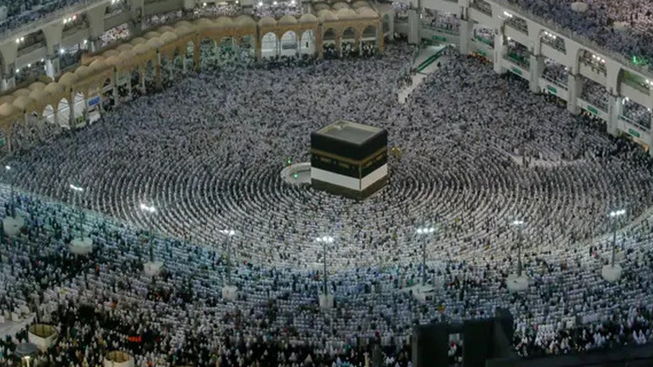 Umat Muslim melaksanakan salat dengan menghadap Kakbah di Masjidil Haram, Makkah, Arab Saudi, Kamis (16/8). Jutaan umat Islam dari berbagai negara semakin memadati Masjidil Haram menjelang pu