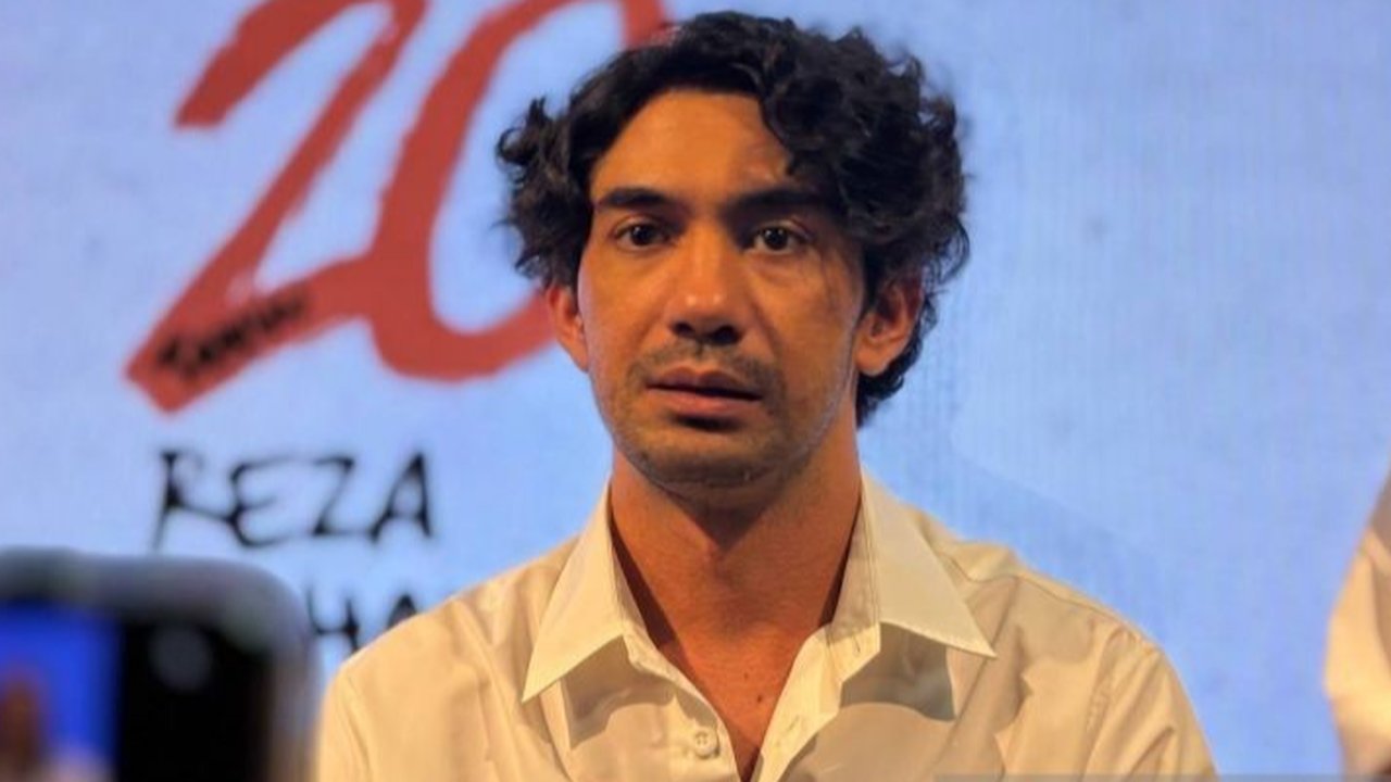 Reza Rahadian merayakan 20 tahun berkarya di industri film dengan refleksi diri, menekankan kesederhanaan hidup dan penyampaian isu-isu penting lewat karyanya.