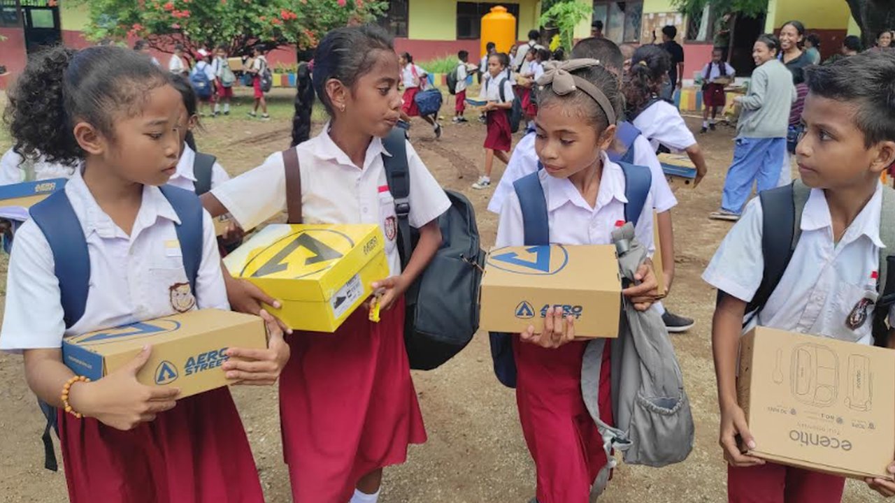 Unboxing 'Kado' Wapres Gibran yang Bikin Semringah Anak-Anak SD di Kupang, Apa Isinya?