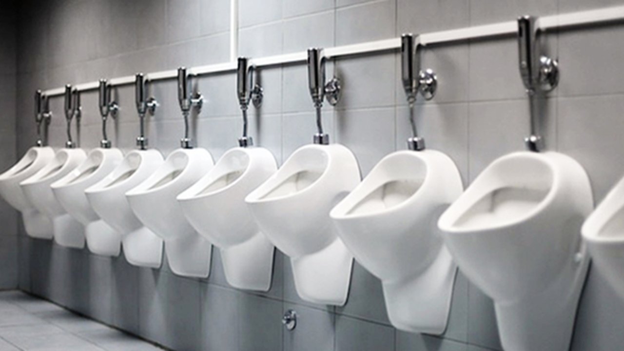 pria-kencig-toliet