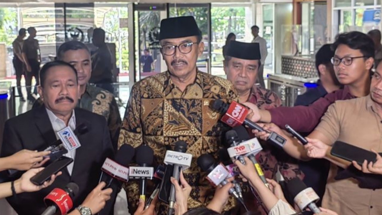 Mahkamah Kehormatan Dewan (MKD) DPR RI memeriksa pengadu terkait laporan dugaan pelanggaran etik Ahmad Dhani, meliputi ujaran berbau rasis dan plesetan marga Pono.