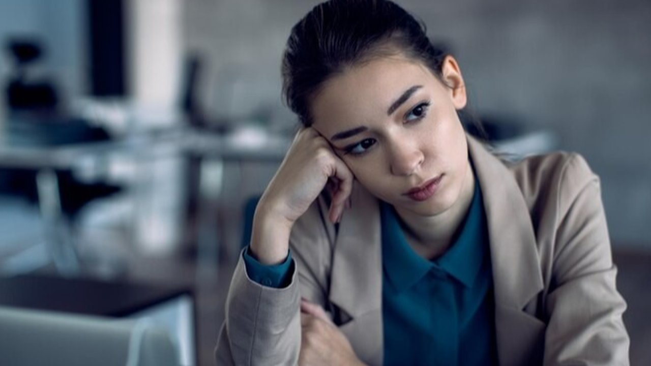 Ilustrasi Karyawan Sedih