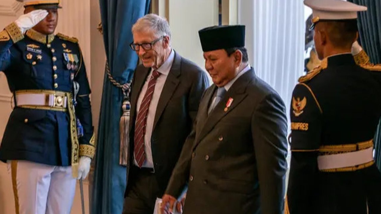 Sebelumnya, Presiden Republik Indonesia, Prabowo Subianto (kedua kanan) menyambut langsung kedatangan pendiri Microsoft dan filantropis Bill Gates di Istana Merdeka, Jakarta, 7 Mei 2025. (BAY ISMOYO/AFP)
