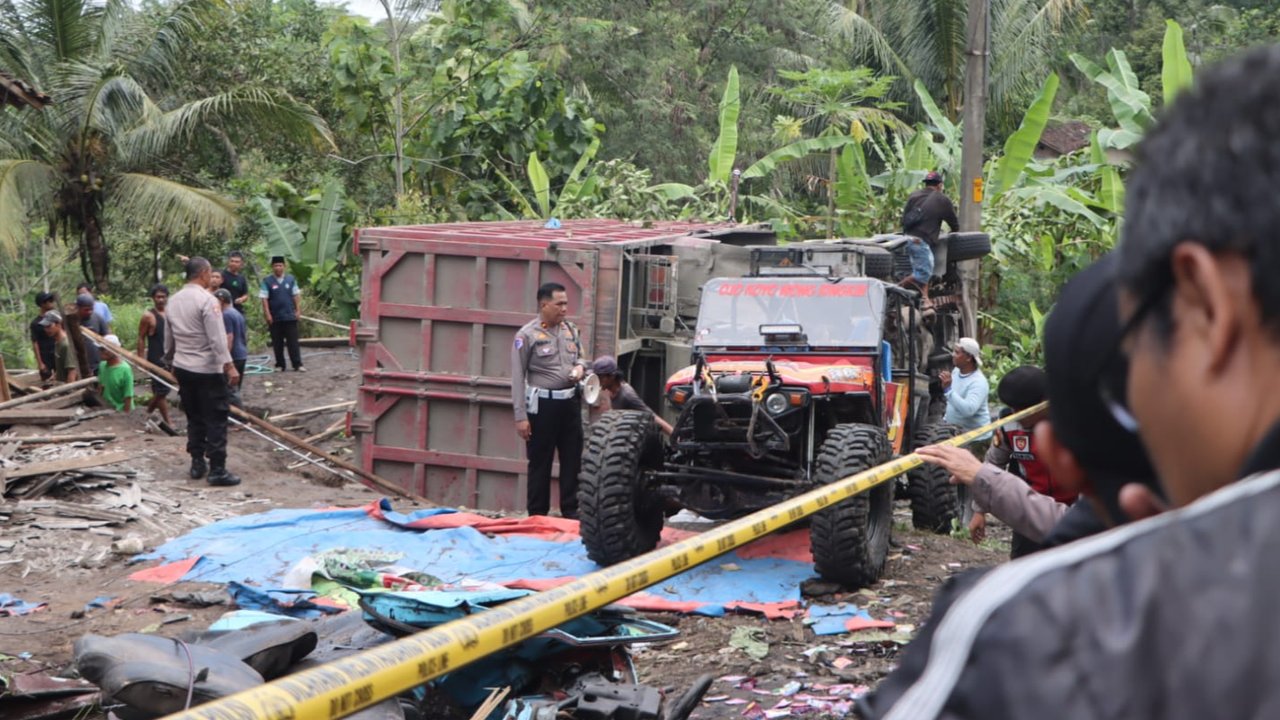 Truk Tronton Maut di Purworejo Salip Minibus