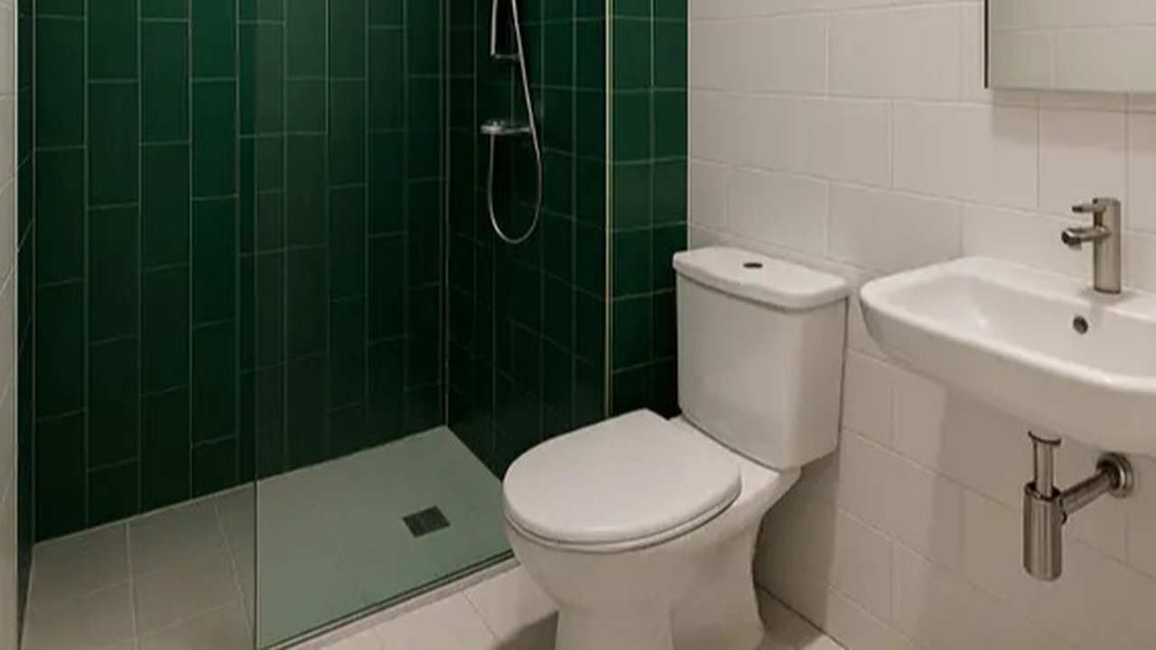 Inspirasi Desain Kamar Mandi Minimalis 2x2 yang Estetik (AI)