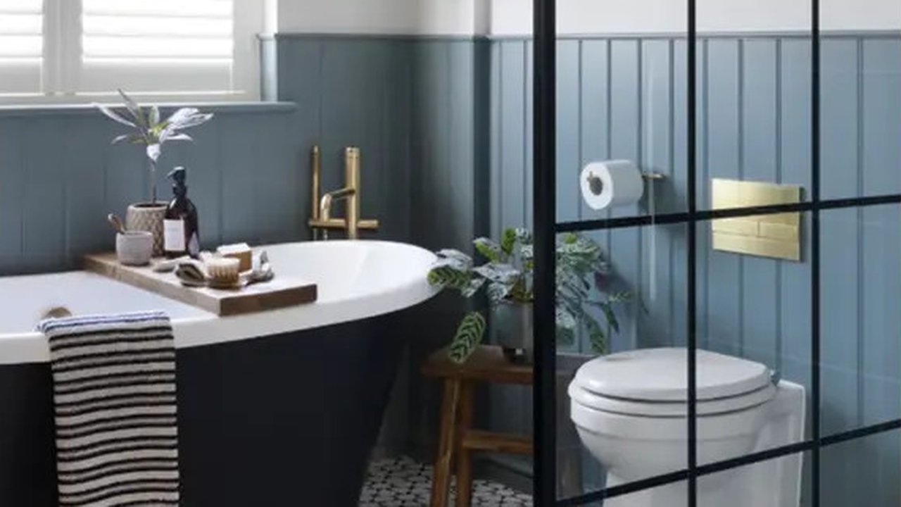 Desain Kamar Mandi Mediterania dengan Corak Keramik pada Dinding (Sumber pinterest).