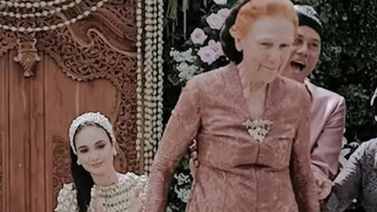 Intip pesona ayu ibu Luna Maya di siraman sang putri (@lunamaya)