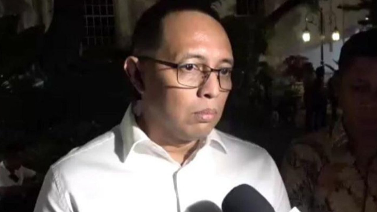 Hasan Nasbi, Kepala Komunikasi Kepresidenan, resmi mengundurkan diri pada 21 April 2025, membuka peluang bagi figur lain untuk meningkatkan komunikasi pemerintah.