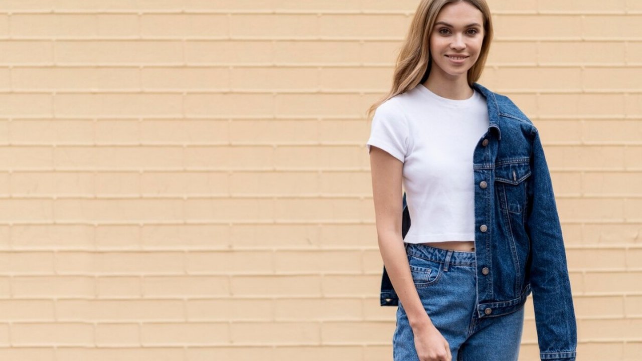 Ilustrasi Outfit Atasan Putih Bawahan Jeans