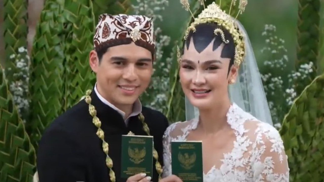 Outfit Kompak Baim Wong dan Anaknya saat Hadiri Akad Nikah Luna Maya di Bali