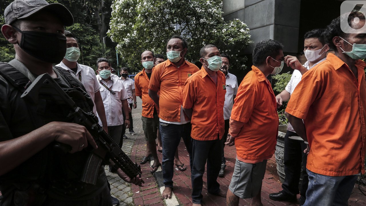 John Kei digiring saat rilis kasus premanisme oleh kelompoknya di Polda Metro Jaya, Jakarta, Senin (22/6/2020). John Kei memerintahkan anak buahnya membunuh Nus Kei dan anggotanya berinisial ER karena kecewa atas tidak meratanya uang hasil penjualan tanah. (Liputan6.com/Johan Tallo)