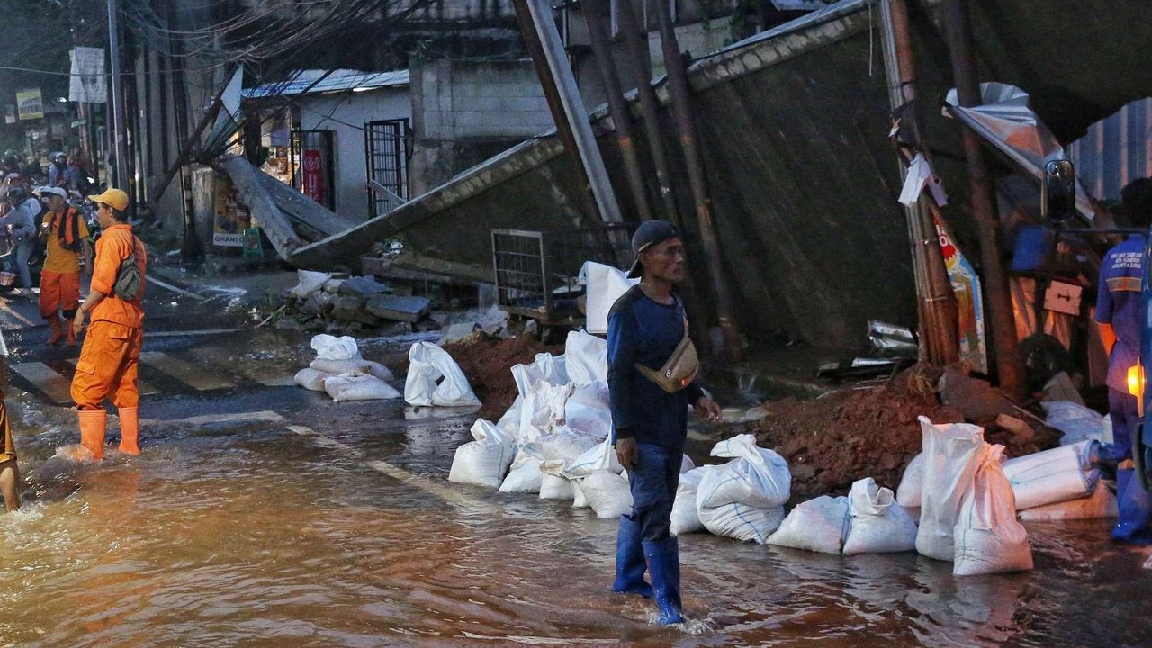 Kondisi tembok beton roboh setelah terjadi hujan deras di Jalan Kalibata Timur, Jakarta Selatan, pada Rabu (7/5/2025).