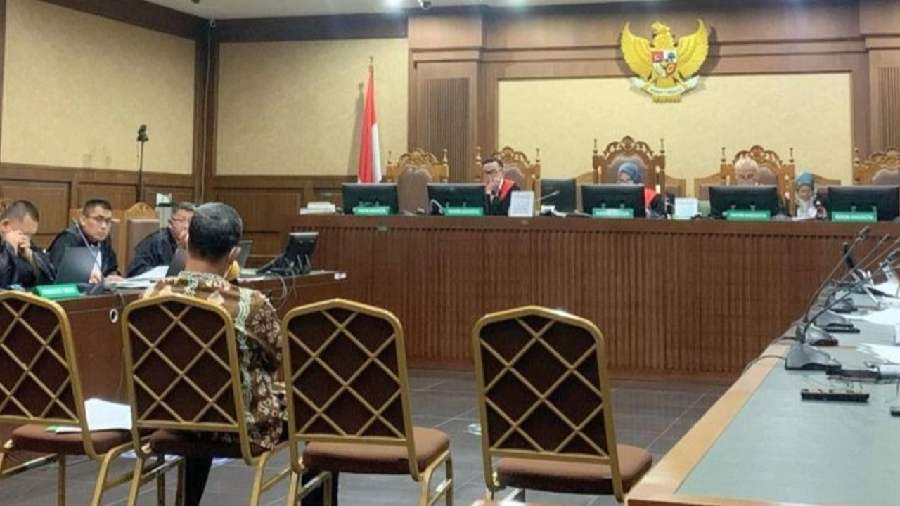 Hakim Agung Soesilo memberikan kesaksian dalam sidang kasus dugaan suap dan gratifikasi yang melibatkan mantan pejabat Mahkamah Agung, Zarof Ricar, dengan total nilai suap mencapai miliaran rupiah.