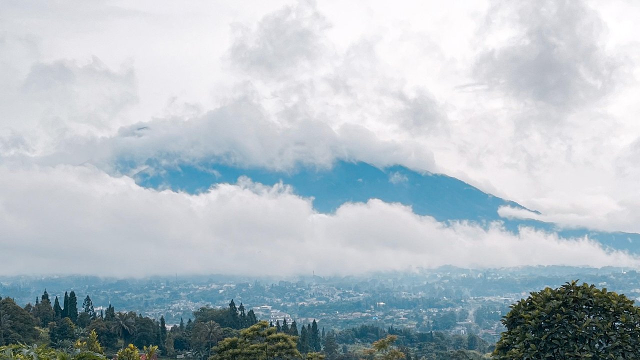Awan menutupi gunung Gede Pangrango(@ 2025 merdeka.com/Haris Kurniawan)