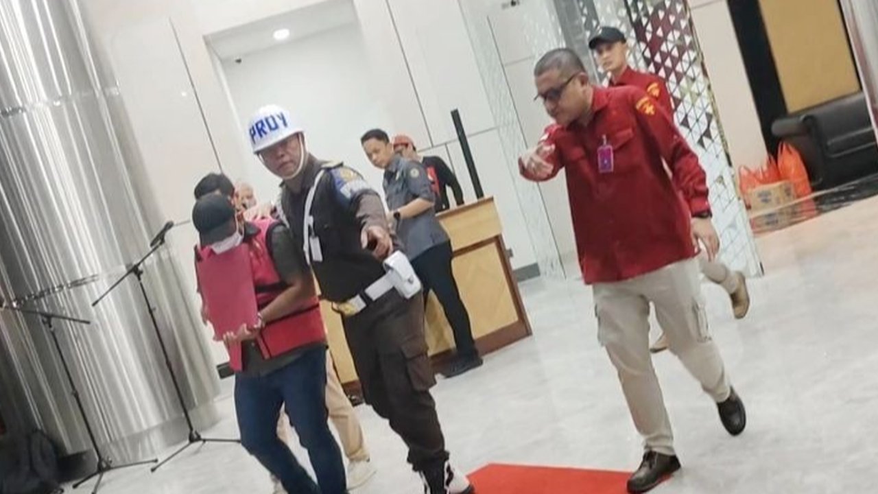 Kejaksaan Agung menetapkan ketua buzzer, MAM, sebagai tersangka kasus perintangan penanganan perkara korupsi, diduga menerima suap Rp864 juta untuk menyebarkan narasi negatif.