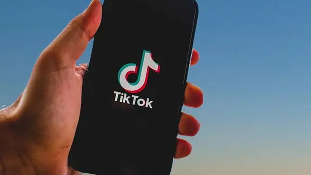 cara hapus story tiktok Ilustrasi dibuat Stable Diffusion