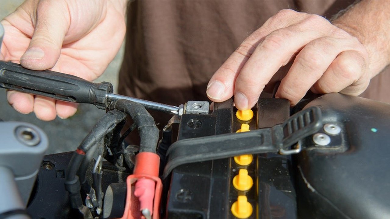 Tips Merawat Aki Sepeda Motor Supaya Tahan Lama dan Berfungsi Optimal