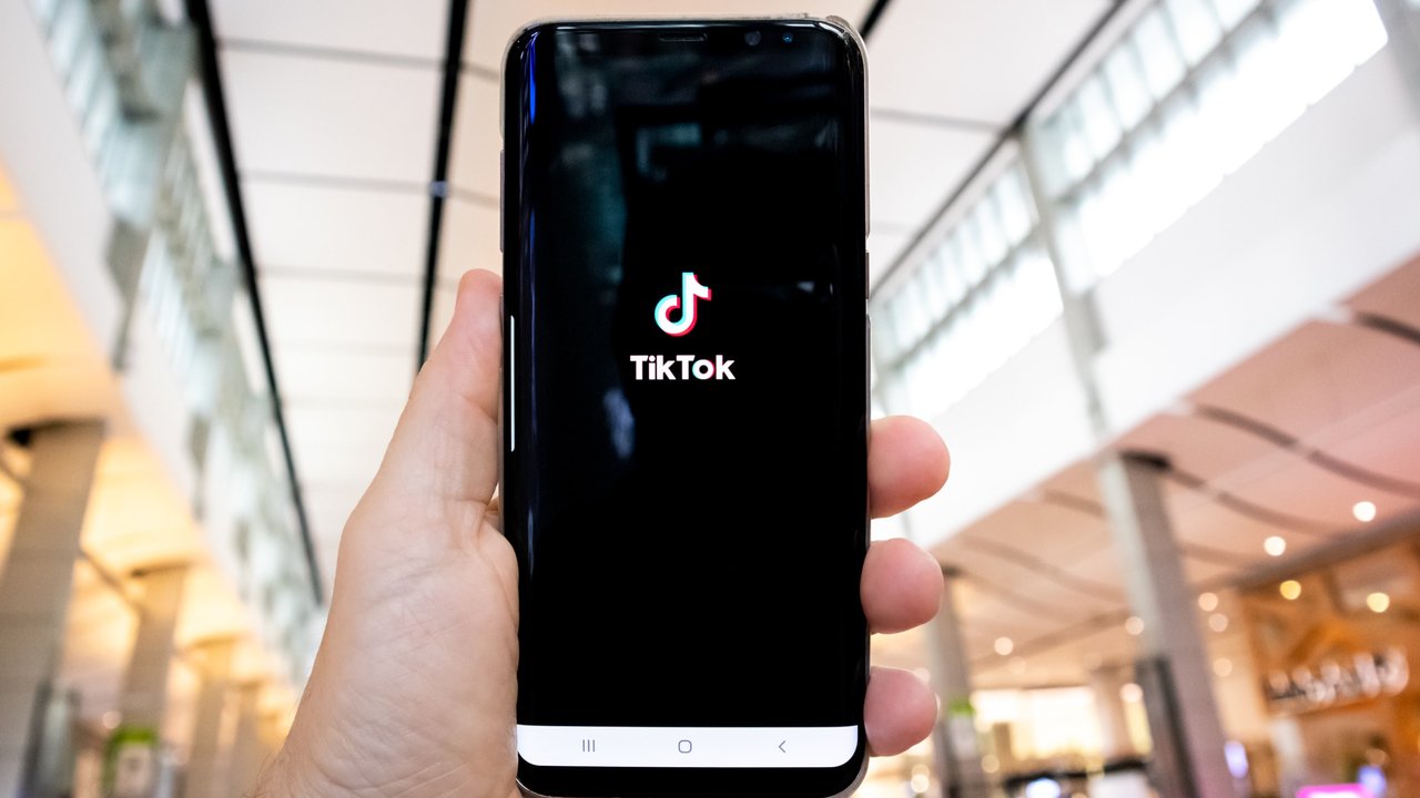 Ilustrasi Pengguna TikTok.(unsplash/Olivier Bergeron)